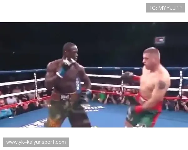 埃德华兹高扫成功 KO,对手瞬间倒地 埃德华兹高扫成功 KO,对手瞬间倒地